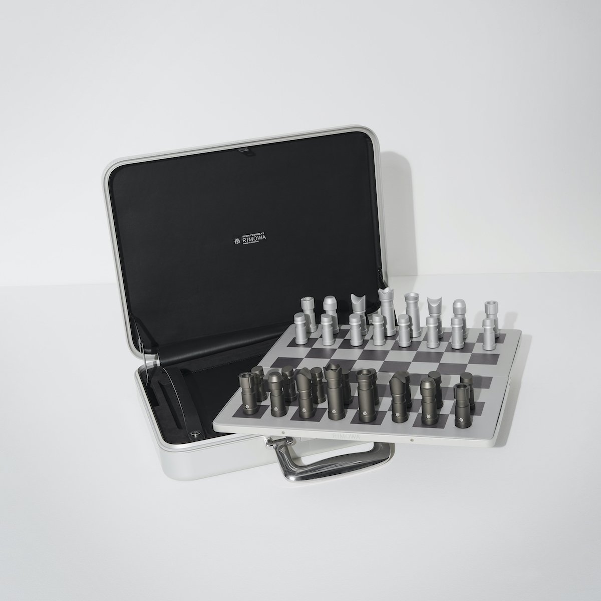 [国际象棋是绅士的爱好] RIMOWA 推出可存放国际象棋套装的随员 (FORZA STYLE) - 雅虎新闻