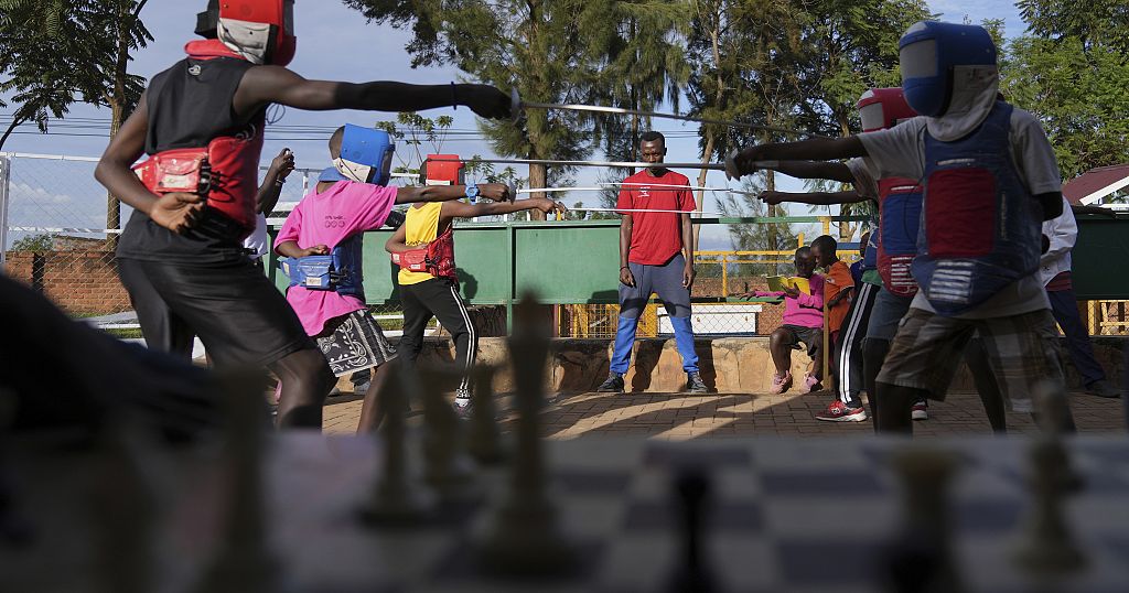 卢旺达弱势儿童开始学习击剑运动