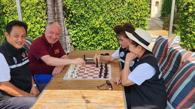 来自全球50个国家的300余人参加了在华欣举行的国际象棋比赛。促进旅游业