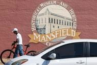 曼斯菲尔德位于塔兰特县，距达拉斯西南约 30 英里，其中小部分地区...
