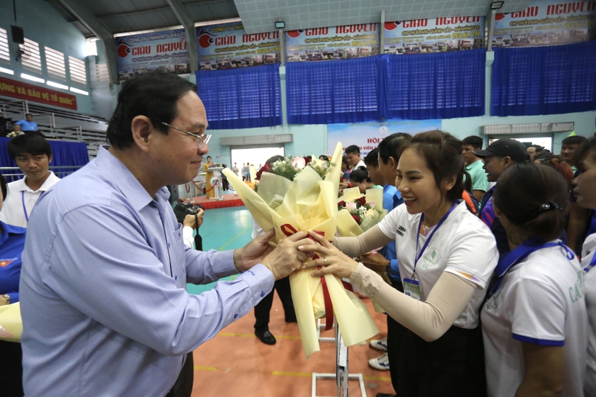 Lãnh đạo Tập đoàn Công nghiệp Cao su Việt Nam tặng hoa các đoàn tham gia Hội thao. Ảnh: Văn Ngọc